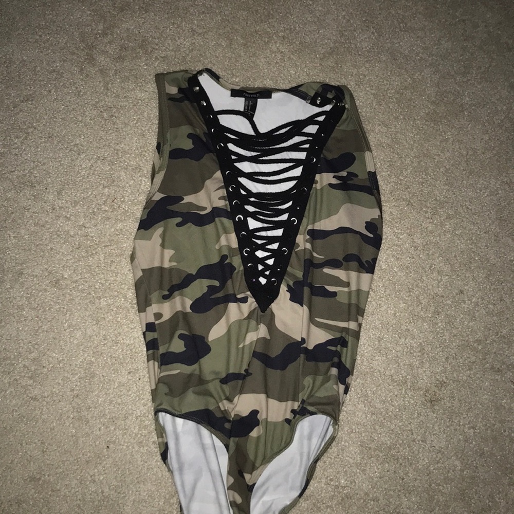 One piece - Picture 1 of 1